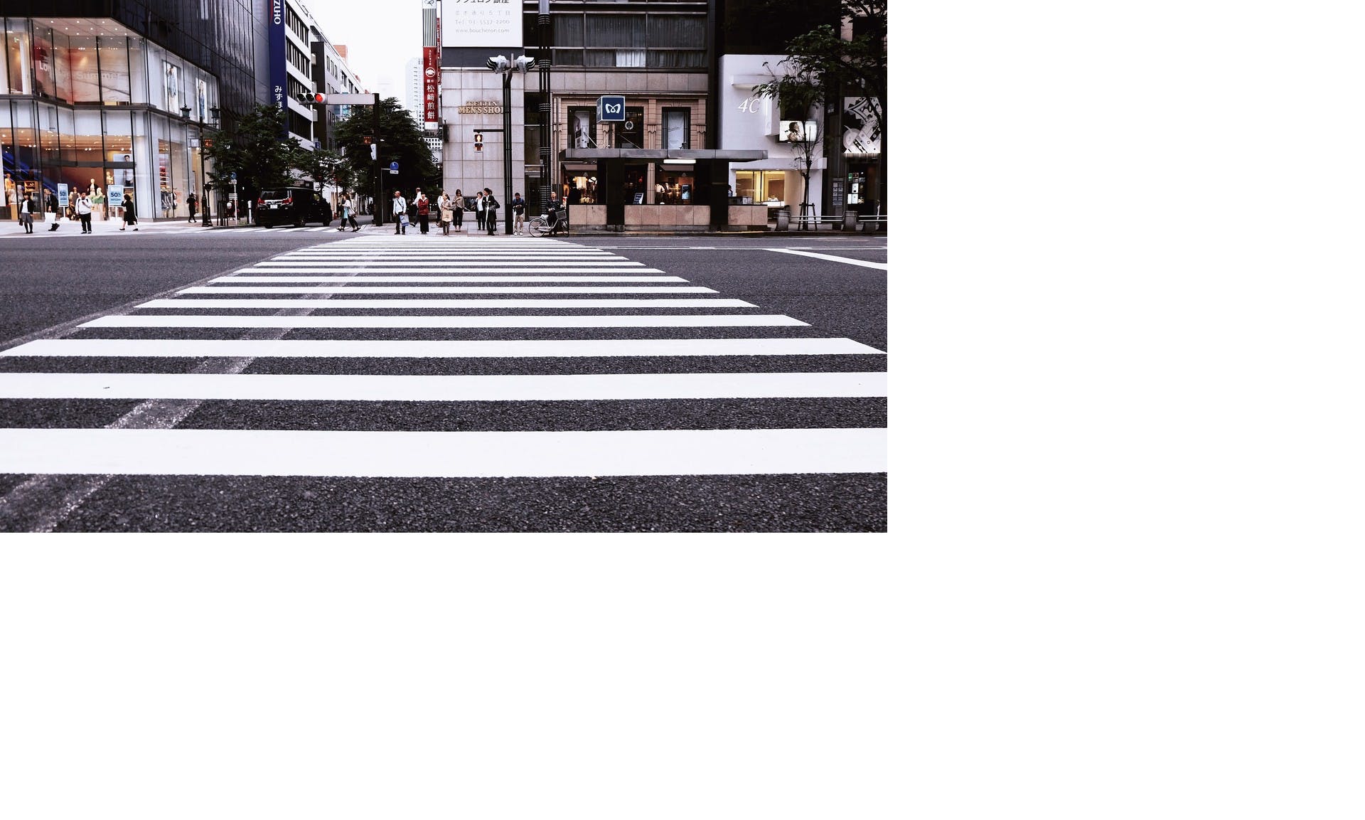 A pedestrian crossing in a big city